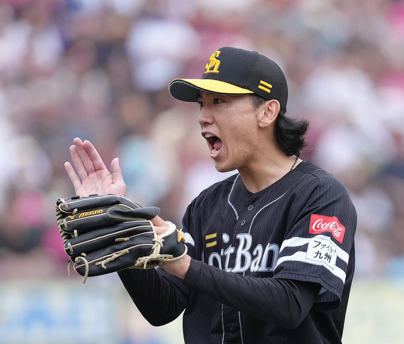 楽天対ソフトバンク　2回裏楽天1死一、三塁、堀内謙伍を二併殺打に仕留めグラブをたたく大津亮介（撮影・足立雅史）