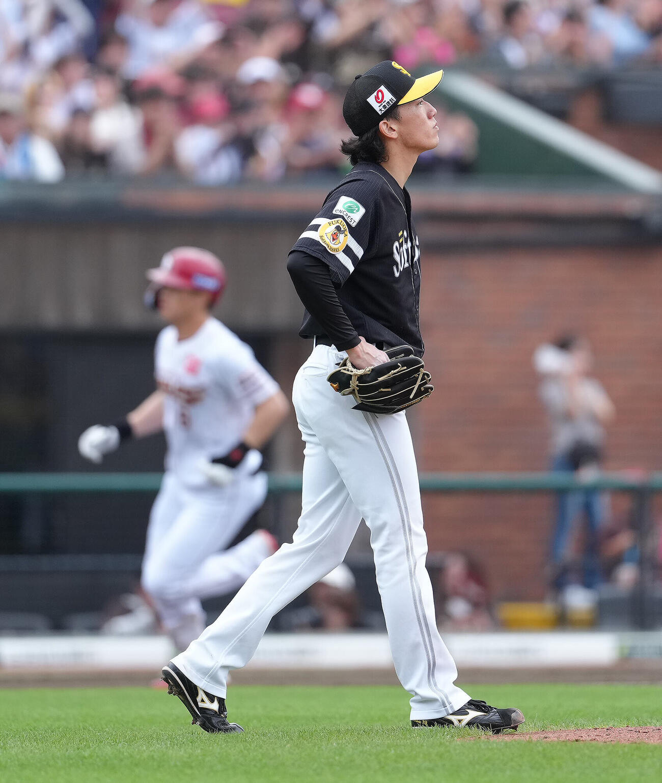 楽天対ソフトバンク　4回裏楽天無死二塁、辰己涼介（後方）に2点本塁打を浴びた大津亮介（撮影・足立雅史）