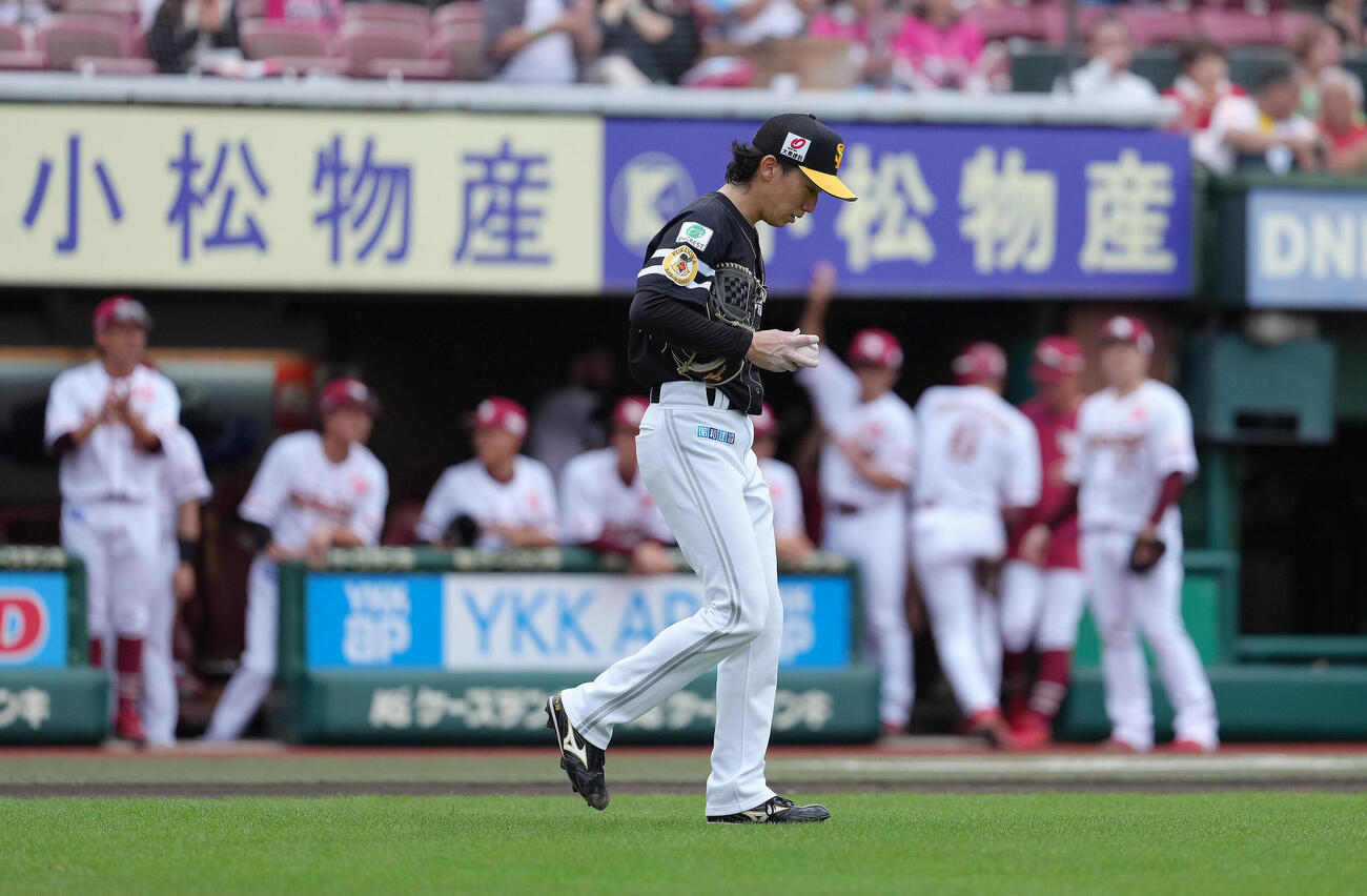 楽天対ソフトバンク　4回裏楽天1死二、三塁、繁永晟に右犠飛を浴びた大津亮介（撮影・足立雅史）