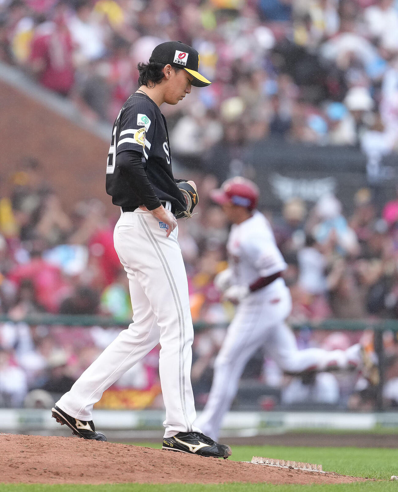 楽天対ソフトバンク　6回裏楽天1死、小郷裕哉（後方）に右越え本塁打を浴びた大津亮介（撮影・足立雅史）