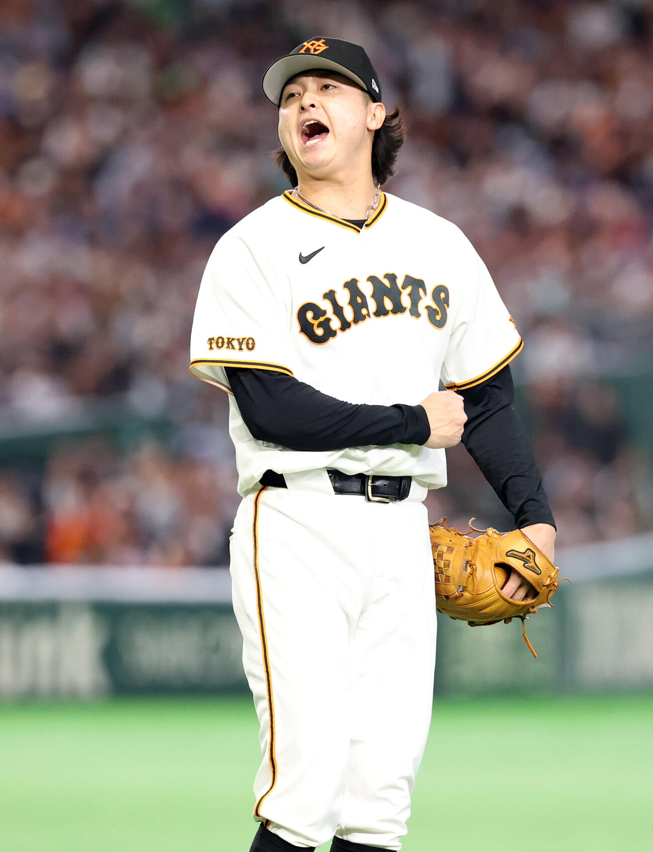 巨人対ヤクルト　8回表ヤクルトの攻撃を抑えた田中瑛斗は雄たけびを上げる（撮影・浅見桂子）