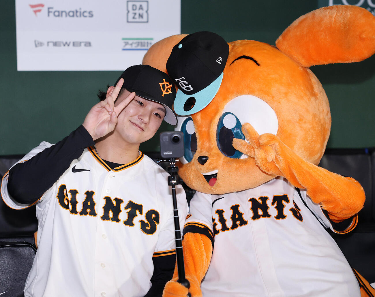 巨人対ヤクルト　ヒーローインタビュー前、キッズジャビットと笑顔で記念撮影する巨人田中瑛斗（撮影・浅見桂子）