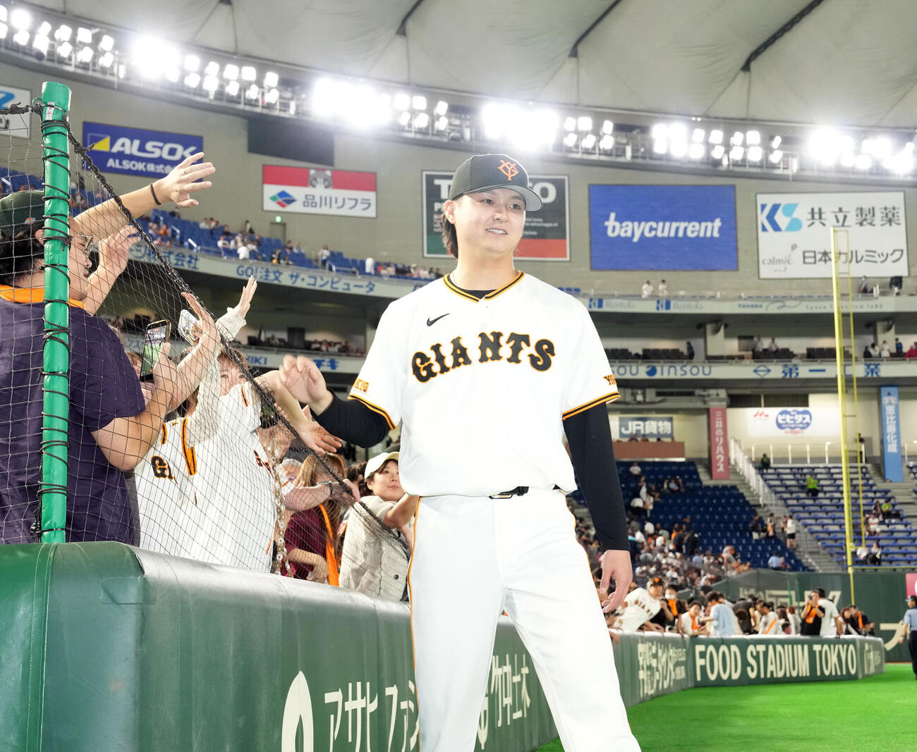 巨人対ヤクルト　ヤクルトに勝利しファンハイタッチする巨人田中瑛斗（撮影・たえ見朱実）