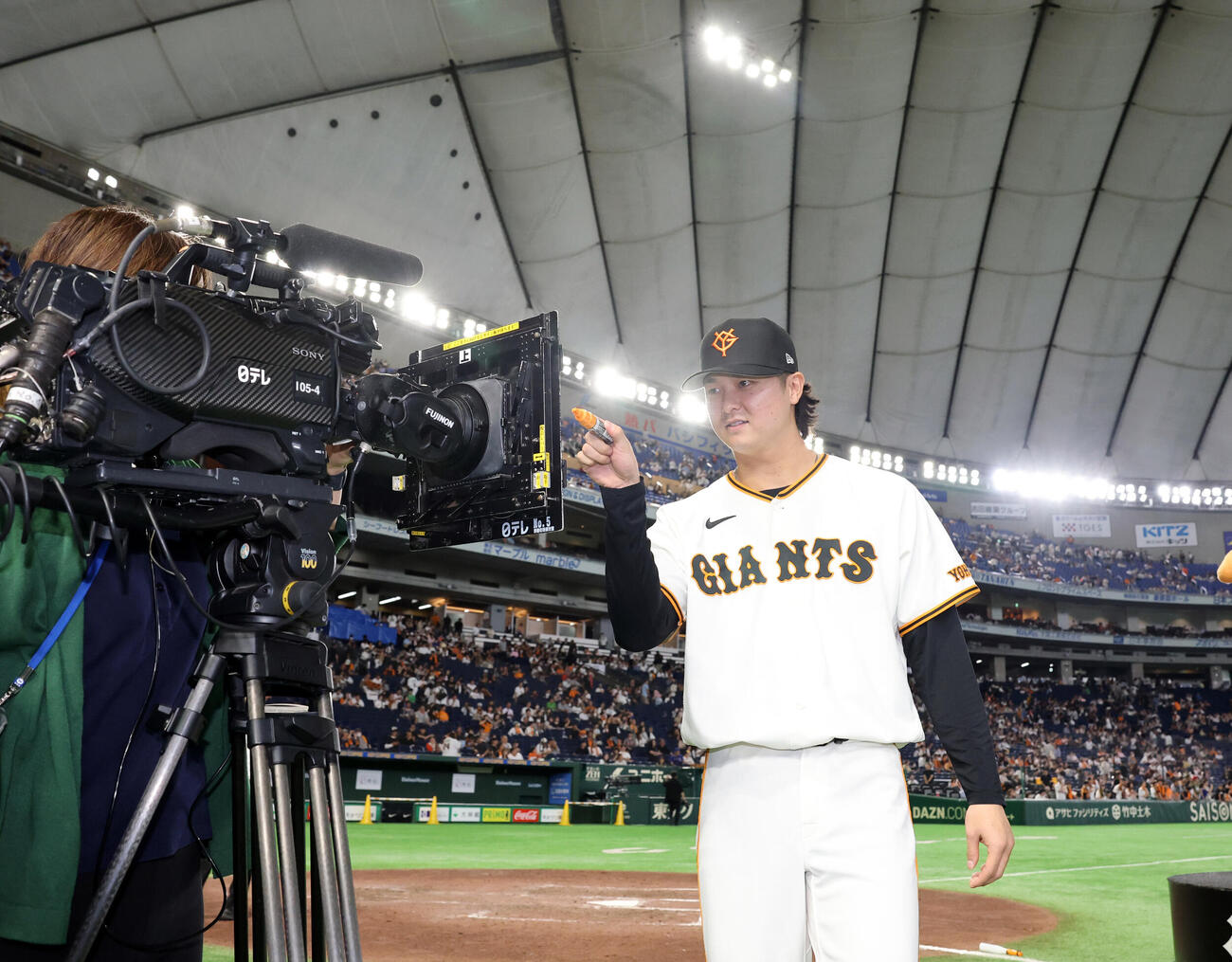 巨人対ヤクルト　ヒーローインタビュー後、カメラにポーズをとる巨人田中瑛斗（撮影・浅見桂子）