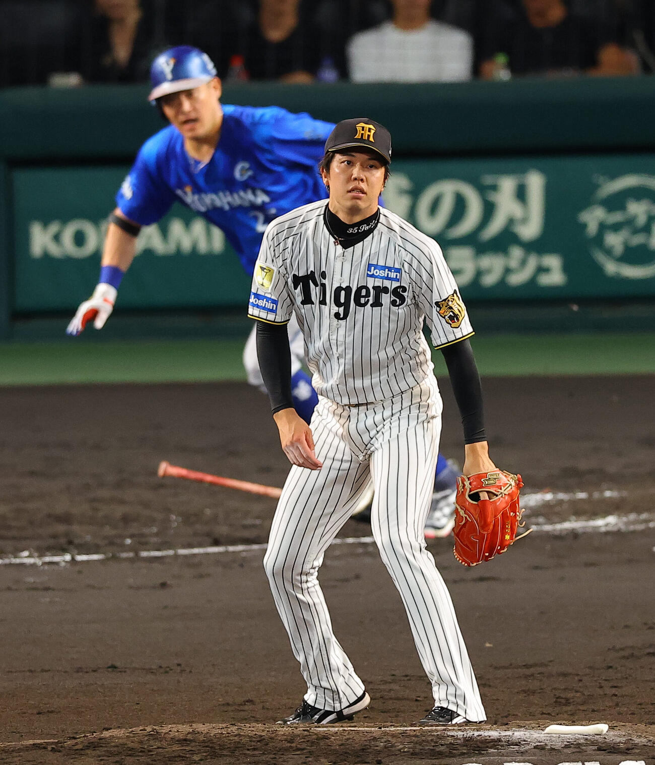 阪神対DeNA 3回表DeNA2死二、三塁、才木浩人（右）は筒香嘉智を遊ゴロに打ち取る（撮影・上田博志）