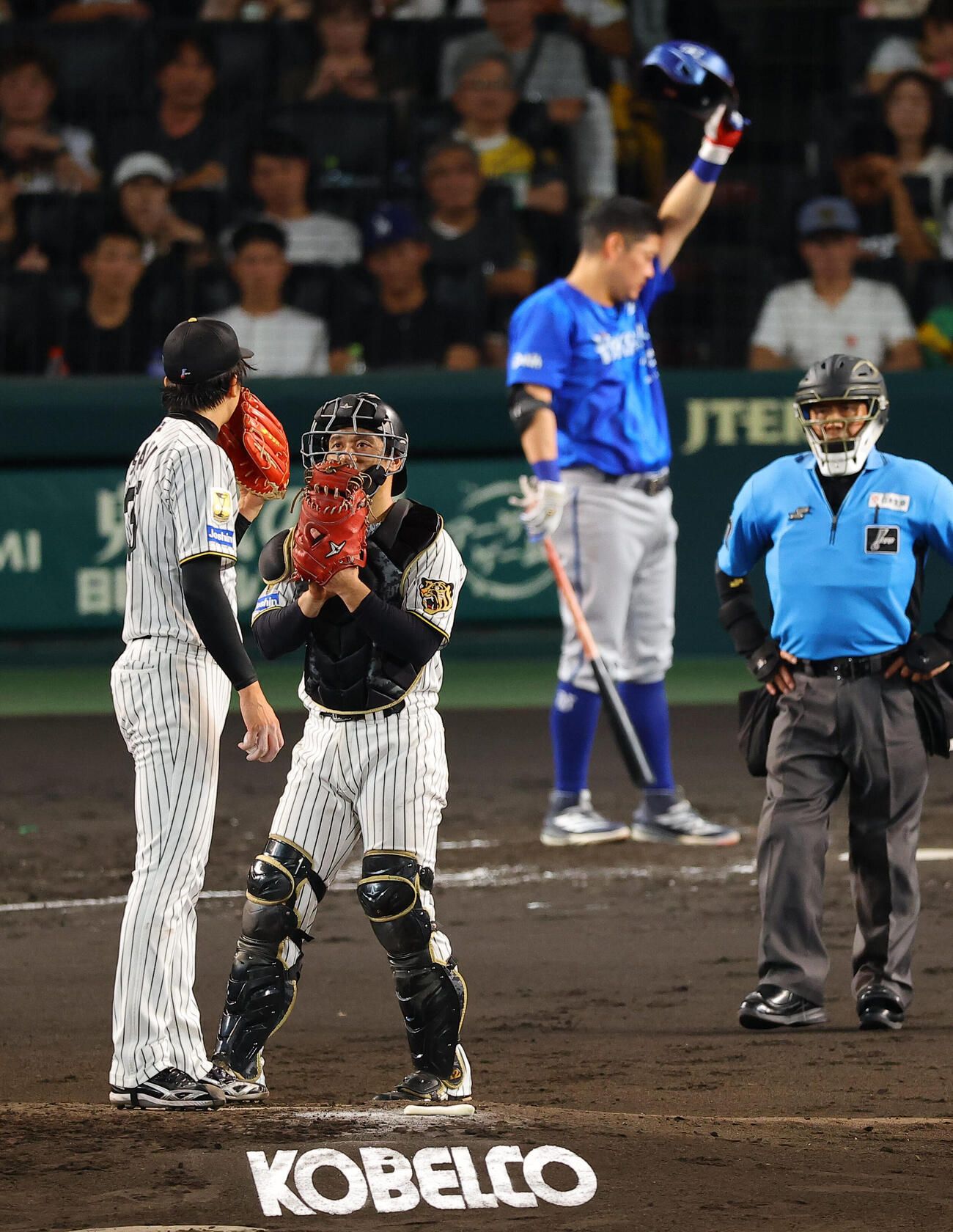 阪神対DeNA 3回表DeNA2死二、三塁、才木浩人（左）に声を掛ける坂本誠志郎（撮影・上田博志）