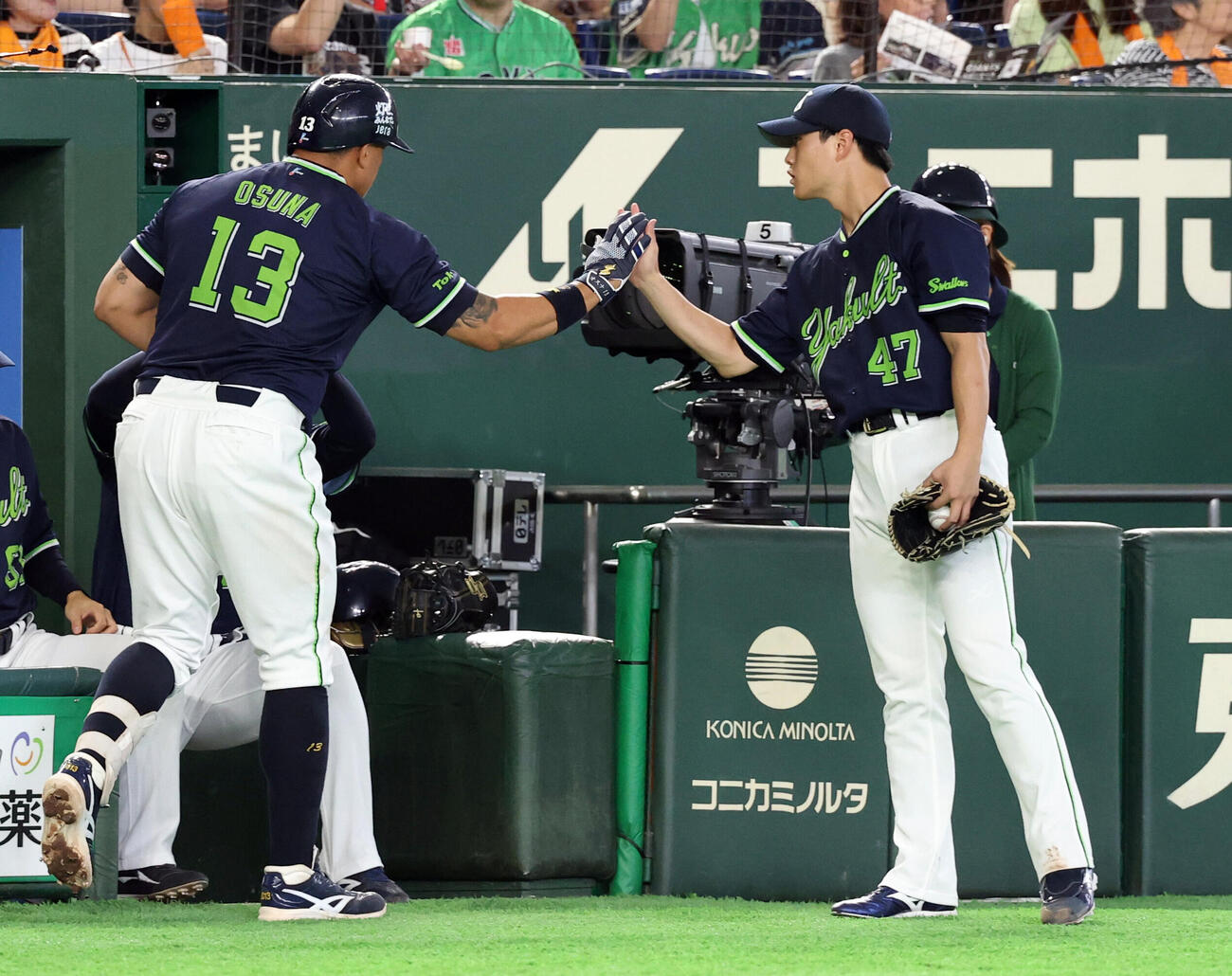 巨人対ヤクルト　4回表ヤクルト2死、ホセ・オスナ（左）がソロ本塁打を放ちハイタッチで迎える高橋奎二（撮影・浅見桂子）