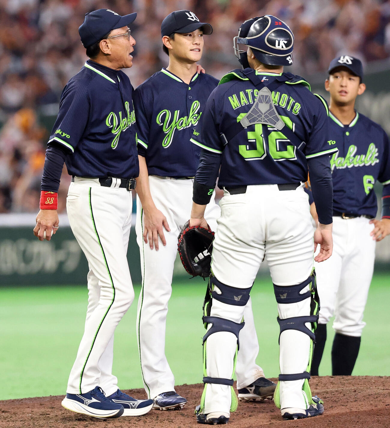 巨人対ヤクルト　6回裏巨人2死一、二塁、ボビー・ダルベックに適時打を許した場面で池山隆寛監督（左）から降板を告げられた高橋奎二（撮影・浅見桂子）