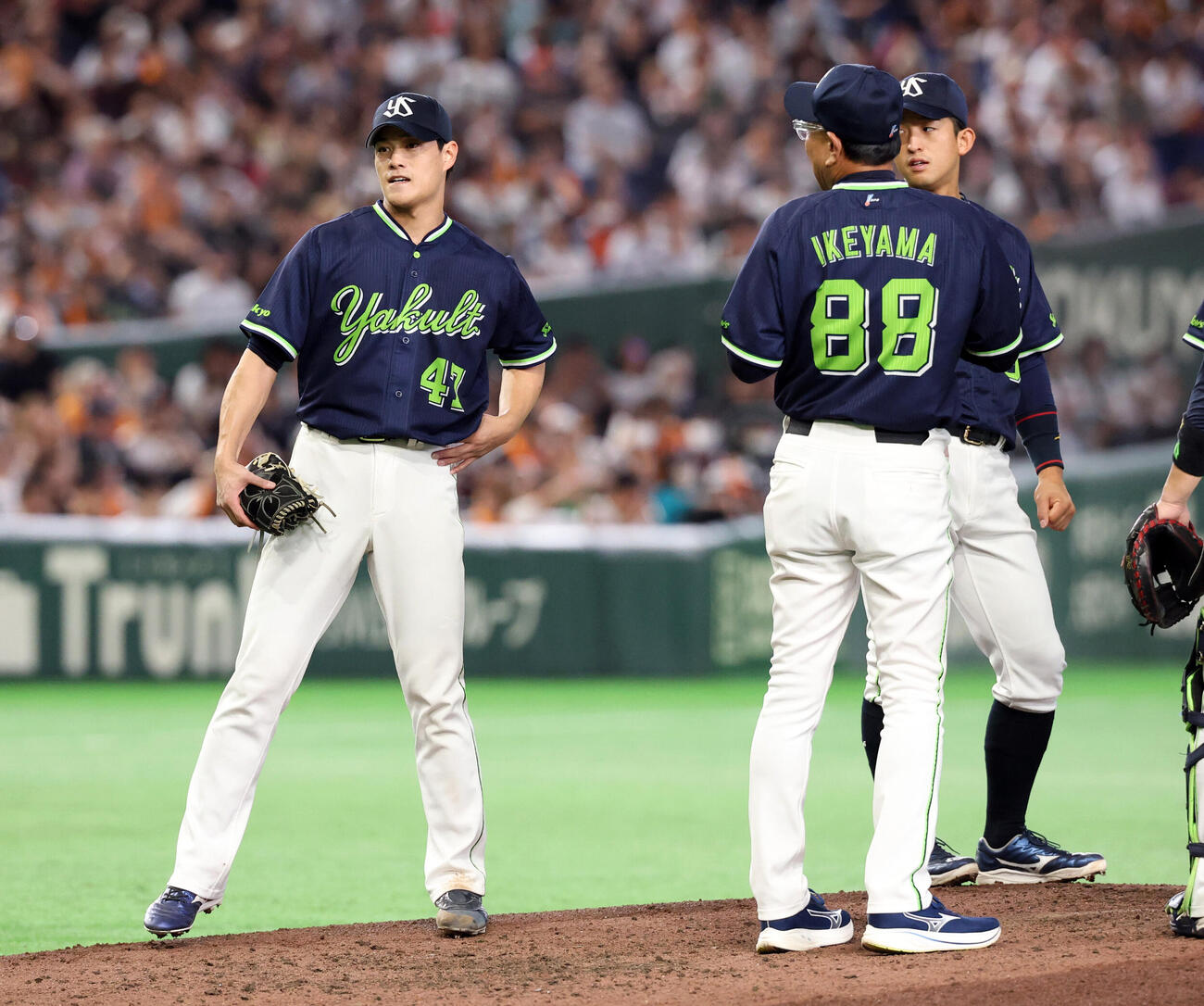 巨人対ヤクルト　6回裏巨人2死一、二塁、ボビー・ダルベックに適時打を許した場面で池山隆寛監督（右）から降板を告げられマウンドを降りる高橋奎二（撮影・浅見桂子）