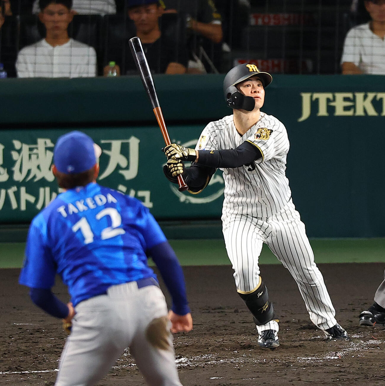 阪神対DeNA 3回裏阪神無死一塁、中野拓夢は内野安打を放つ（撮影・上田博志）