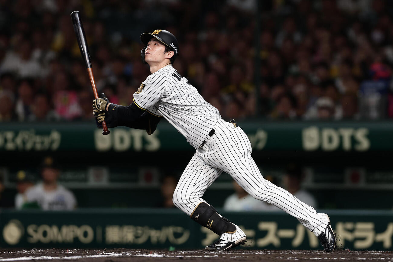 阪神対DeNA 3回裏阪神無死一塁、遊撃へ内野安打を放つ中野拓夢（撮影・前田充）