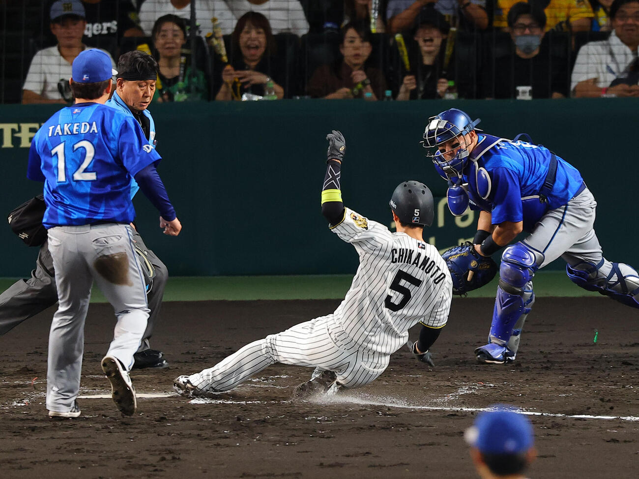 阪神対DeNA 3回裏阪神2死満塁、竹田祐（左）の暴投で生還する近本光司（撮影・上田博志）