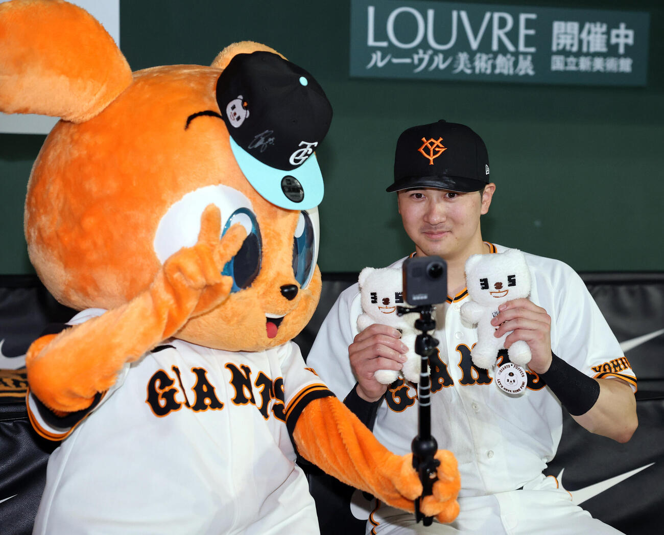 巨人対ヤクルト　ヒーローインタビュー前、キッズジャビットと笑顔で記念撮影する巨人泉口友汰（撮影・浅見桂子）