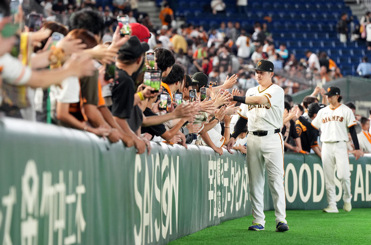 巨人対ヤクルト　ヤクルトに勝利しファンとハイタッチする巨人泉口友汰（撮影・たえ見朱実）