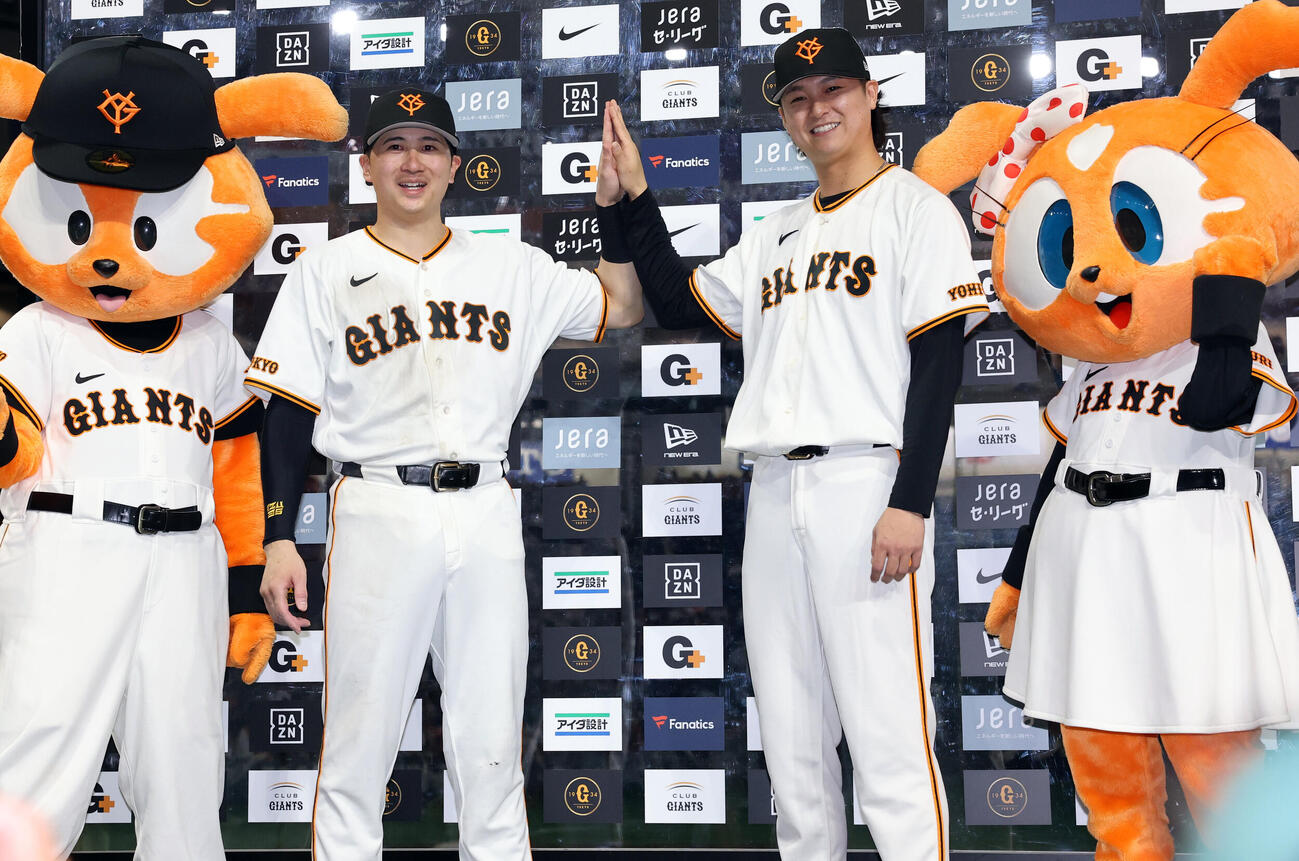 巨人対ヤクルト　ヒーローインタビューで笑顔でハイタッチする巨人泉口友汰（左）と田中瑛斗（撮影・浅見桂子）