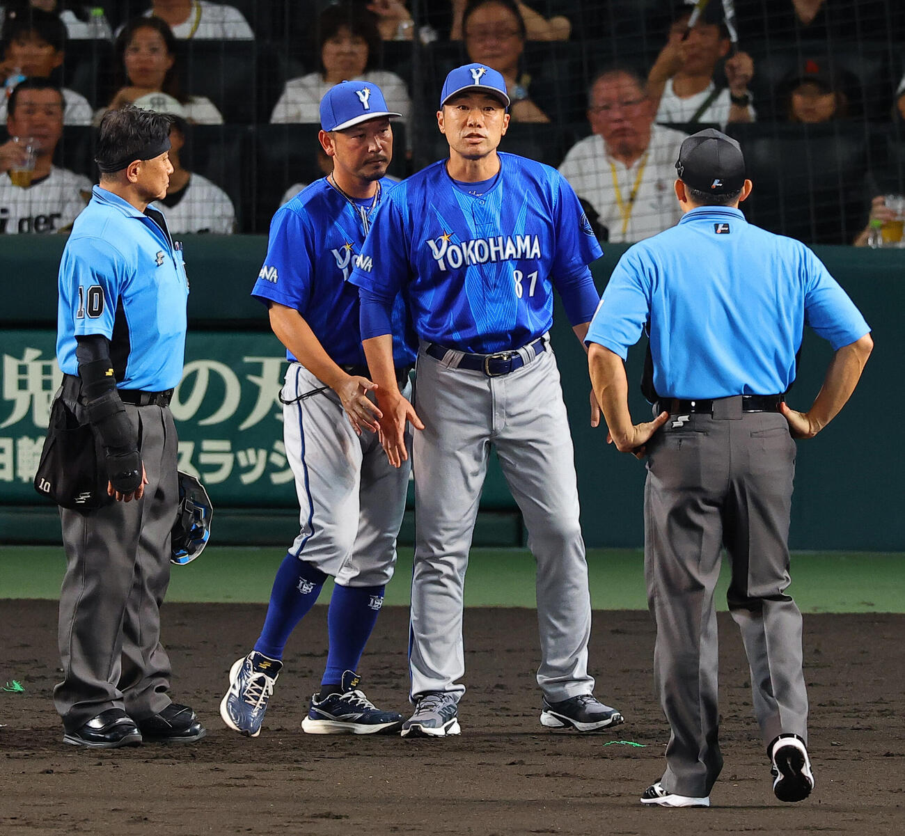 阪神対DeNA 3回裏阪神2死二、三塁、相川亮二監督（右から2人目）は前川右京の死球の判定を審判団に確認する（撮影・上田博志）
