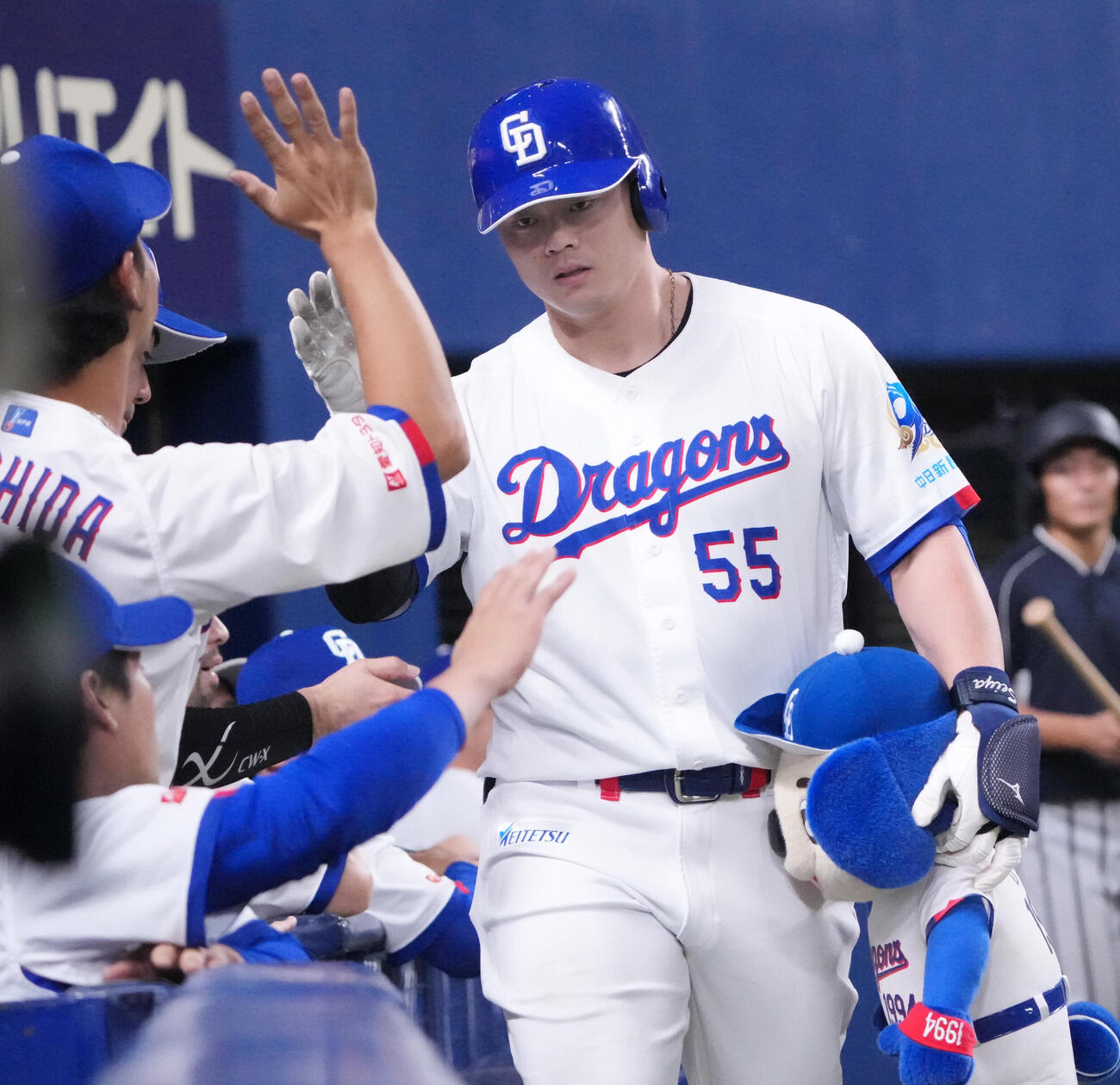 中日対広島　5回裏中日1死、細川成也（右）は本塁打を放ちナインとタッチをかわす（撮影・森本幸一）