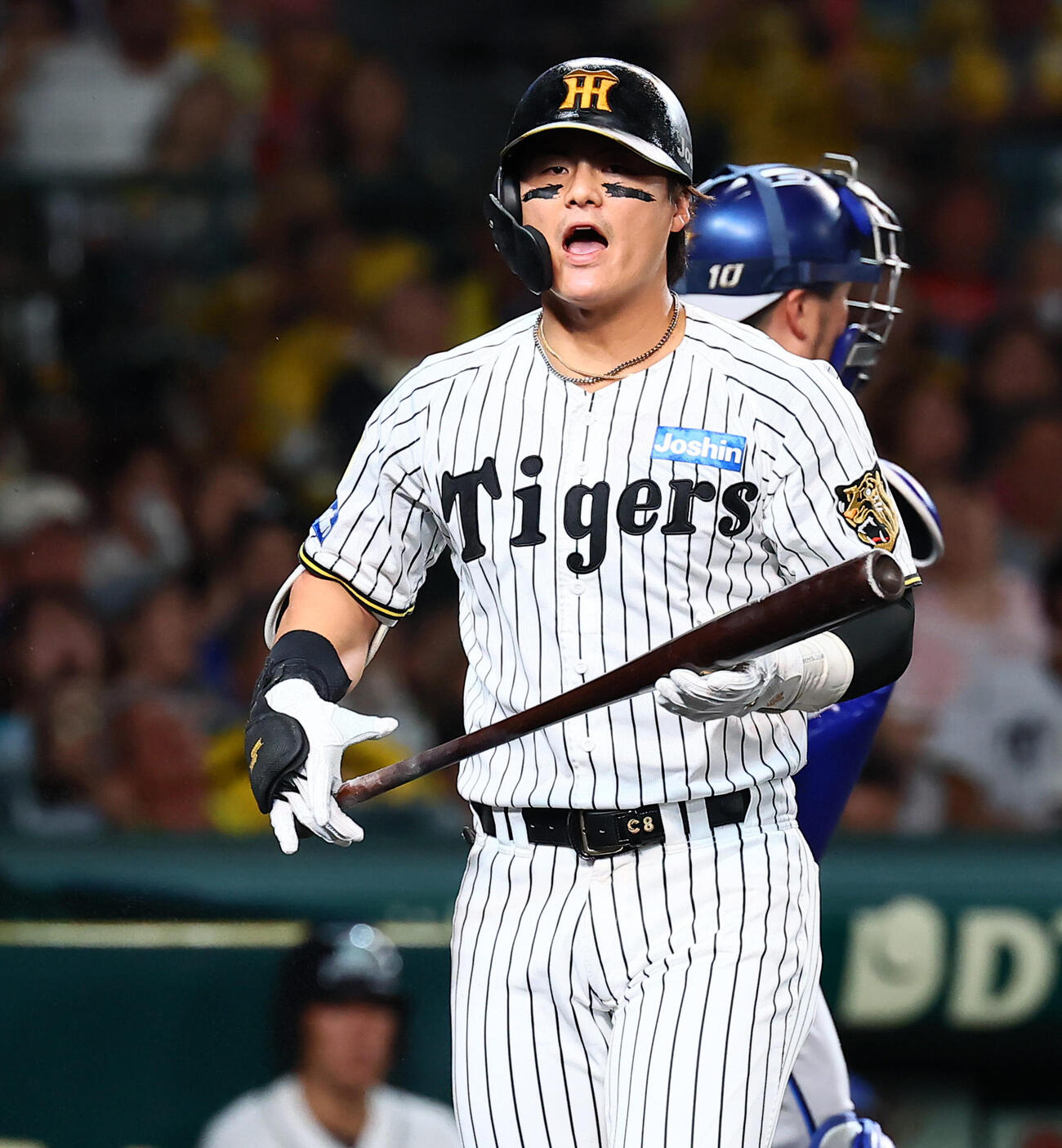 阪神対DeNA 2回裏阪神無死一、二塁、前川右京は三振に倒れベンチへ引き揚げる（撮影・加藤哉）