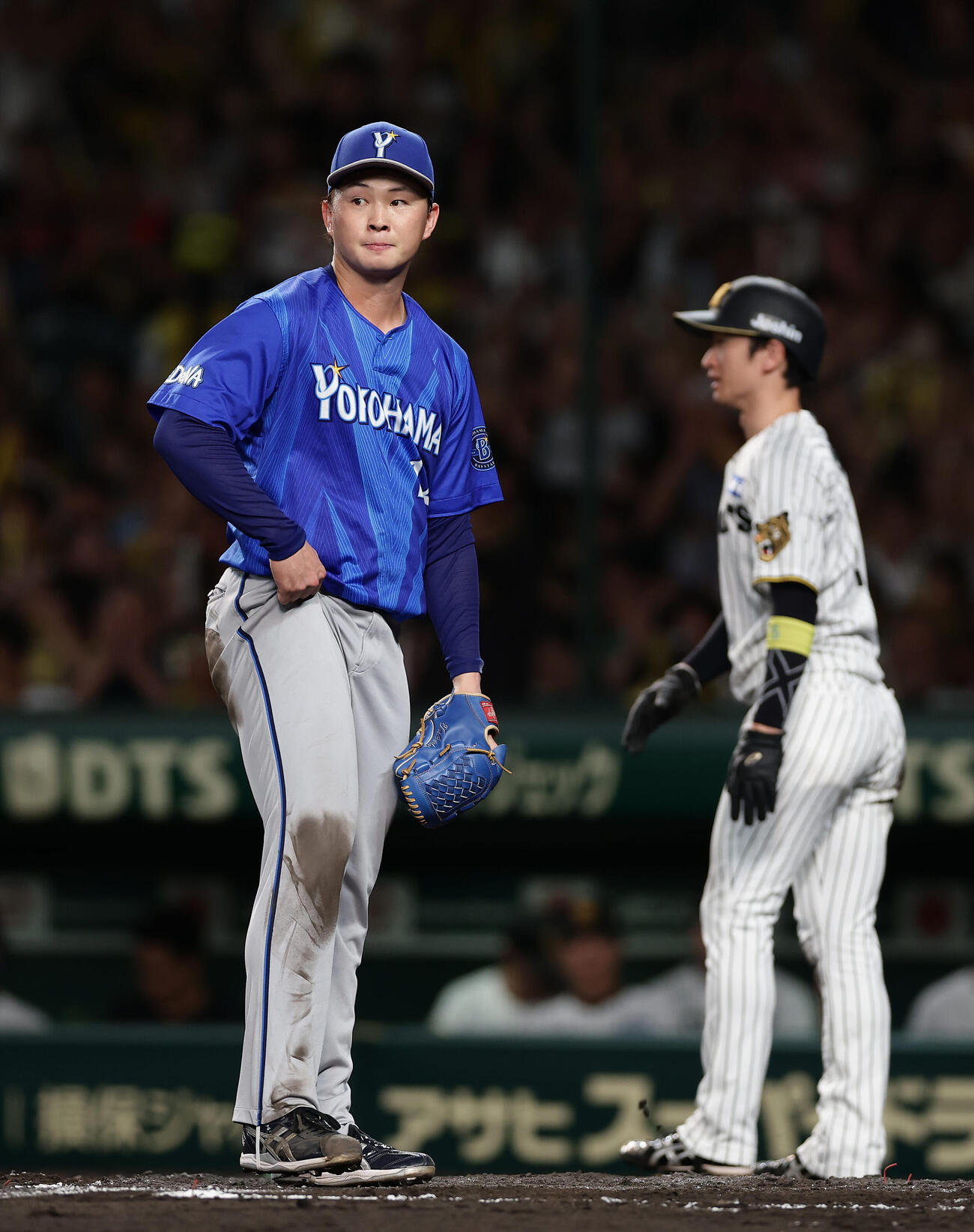 阪神対DeNA 3回裏阪神2死満塁、暴投で先制点を許した竹田祐（左）（撮影・前田充）