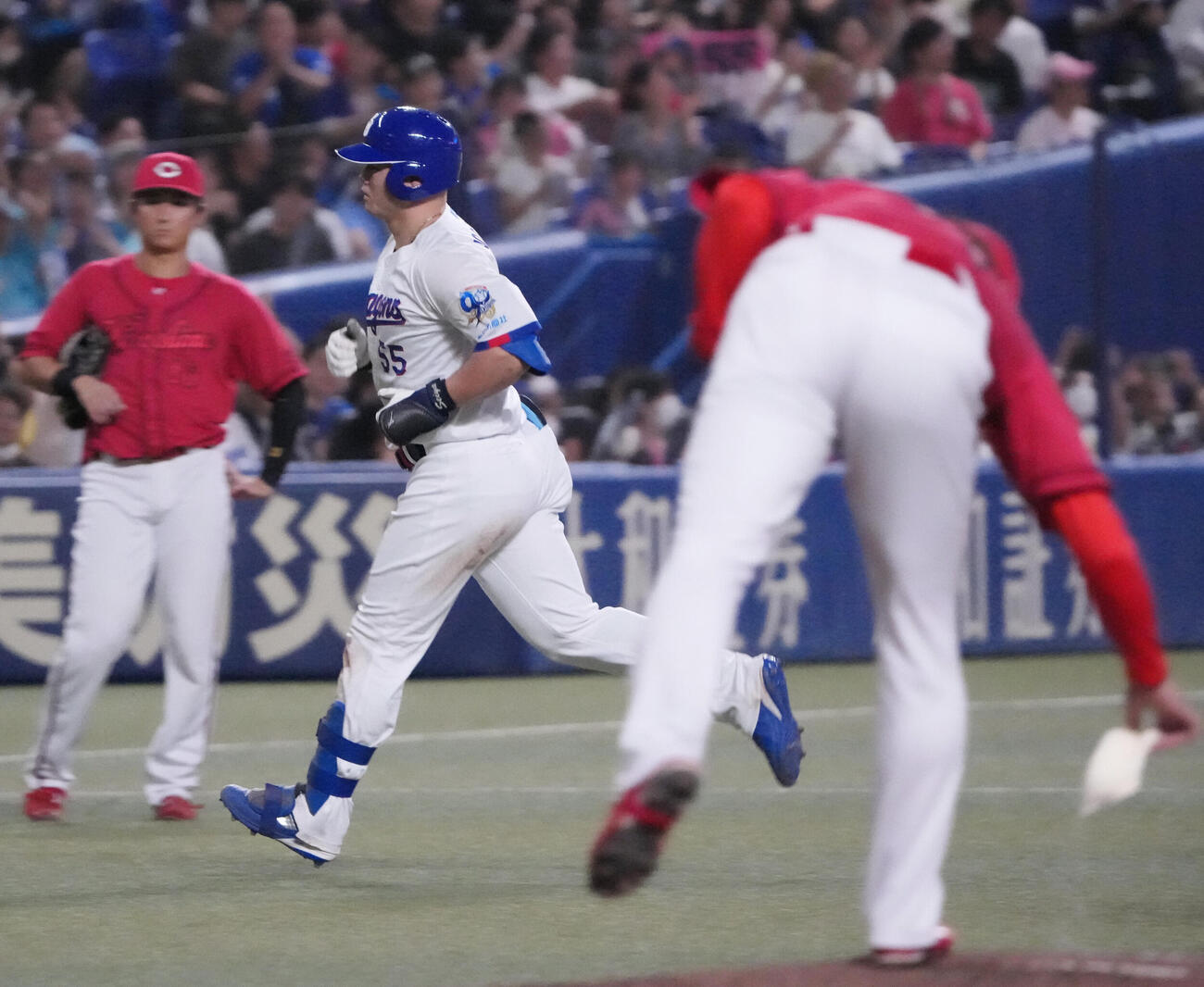 中日対広島　5回裏中日1死、細川成也（中央）は本塁打を放ちダイヤモンドを回る（撮影・森本幸一）