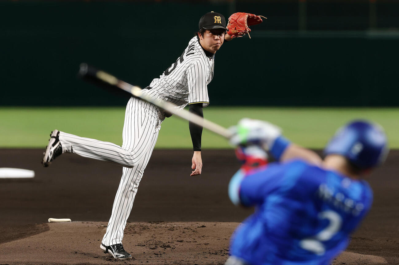 阪神対DeNA 1回表DeNA1死、牧秀悟を空振り三振に仕留める才木浩人（撮影・前田充）