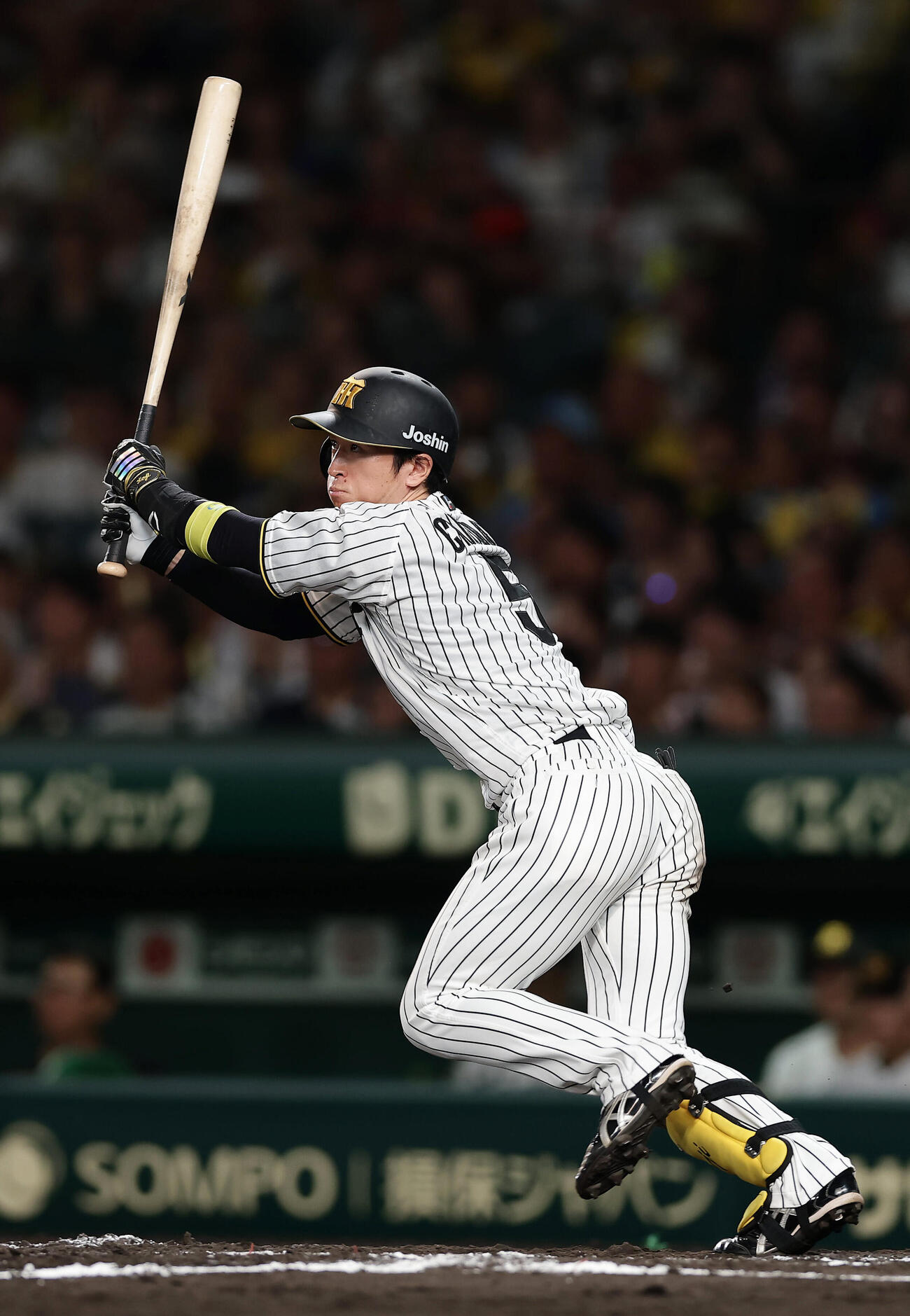 阪神対DeNA 7回裏阪神2死一、三塁、中前適時打を放つ近本光司（撮影・前田充）