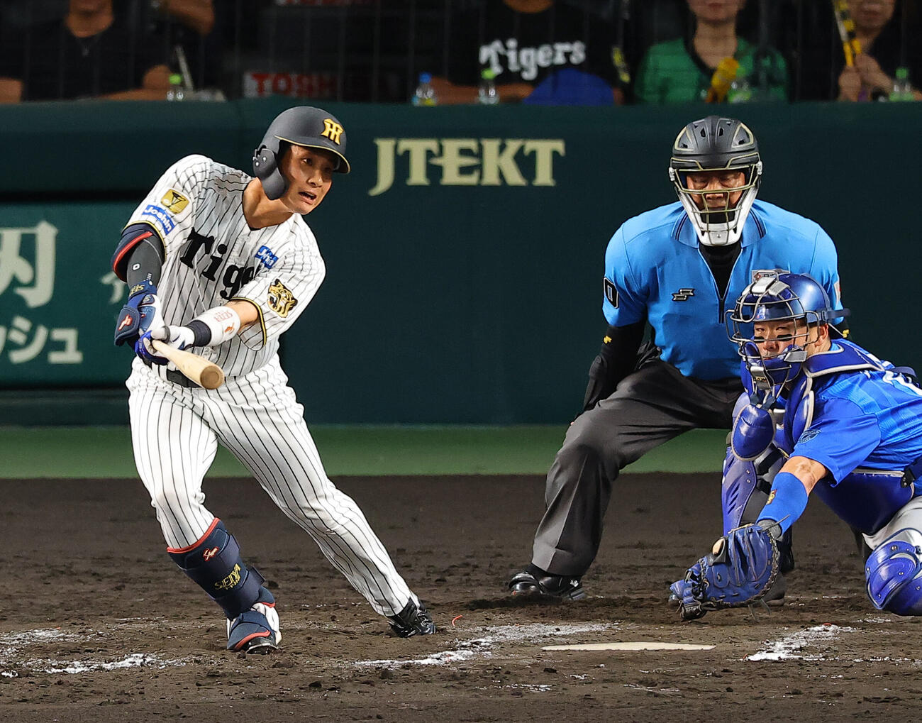 阪神対DeNA 7回裏阪神2死一、二塁、木浪聖也は適時打を放つ（撮影・上田博志）