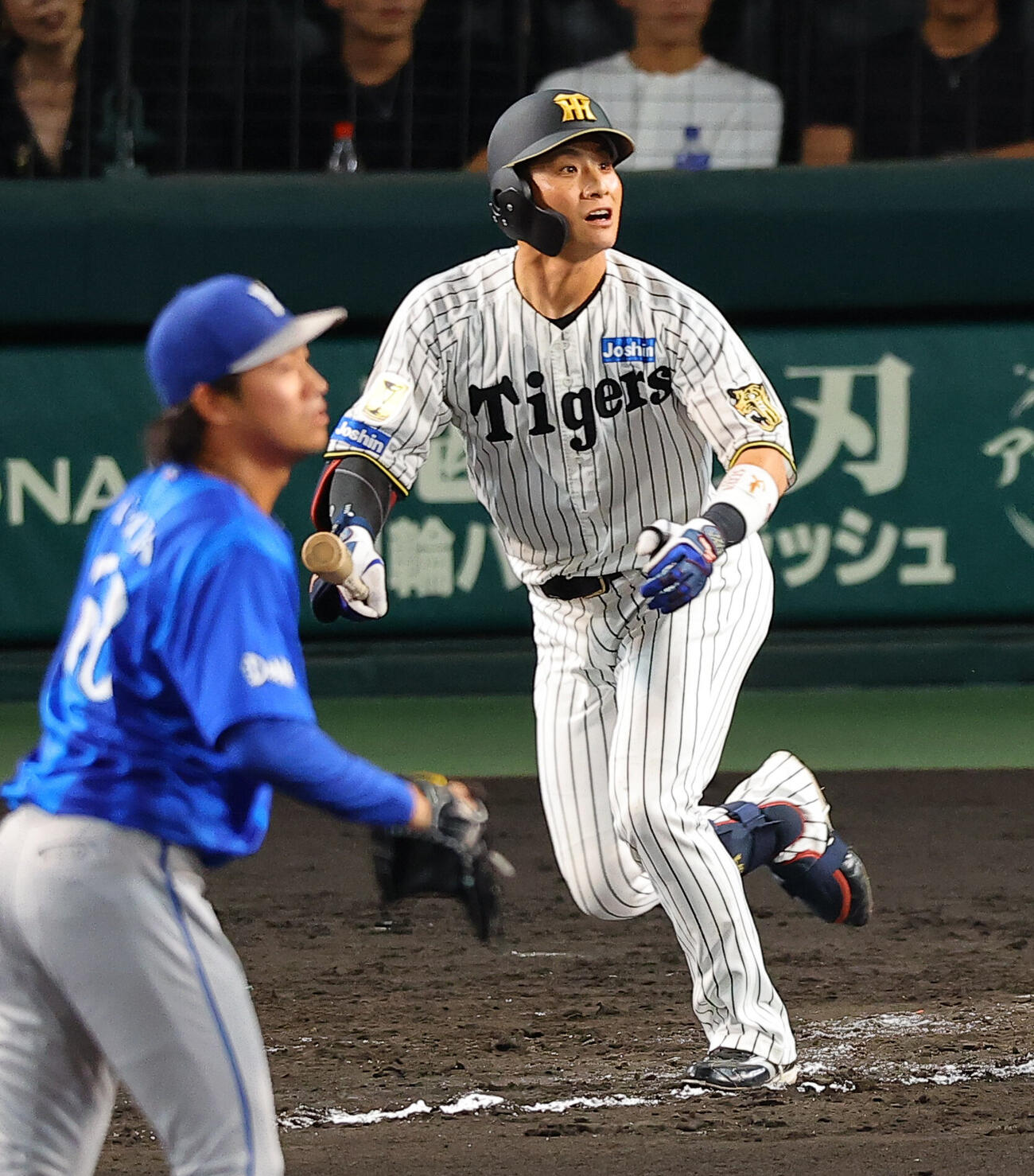 阪神対DeNA 7回裏阪神2死一、二塁、木浪聖也は適時打を放つ。投手は岩田将貴（撮影・上田博志）