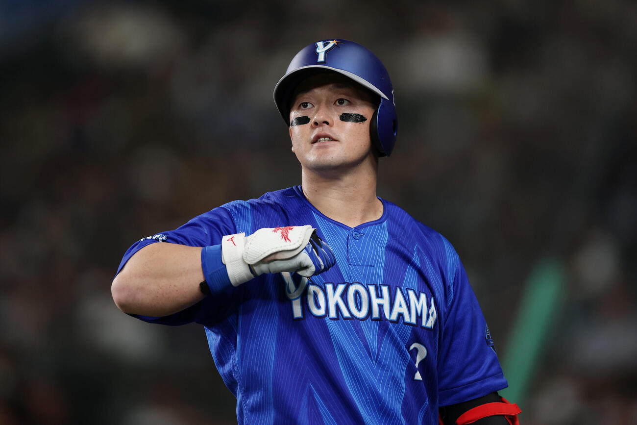 阪神対DeNA 8回表DeNA1死、左中間へ本塁打を放ち、デスターシャポーズを決める牧秀悟（撮影・前田充）