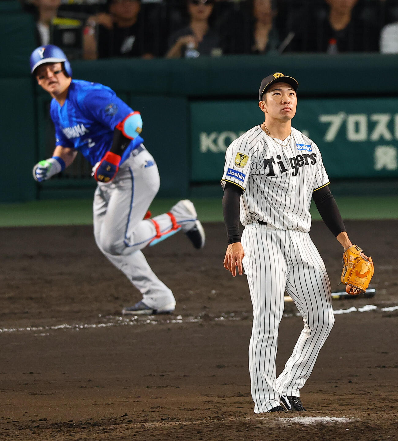 阪神対DeNA 8回表DeNA1死、石井大智（右）は牧秀悟に本塁打を浴びる（撮影・上田博志）