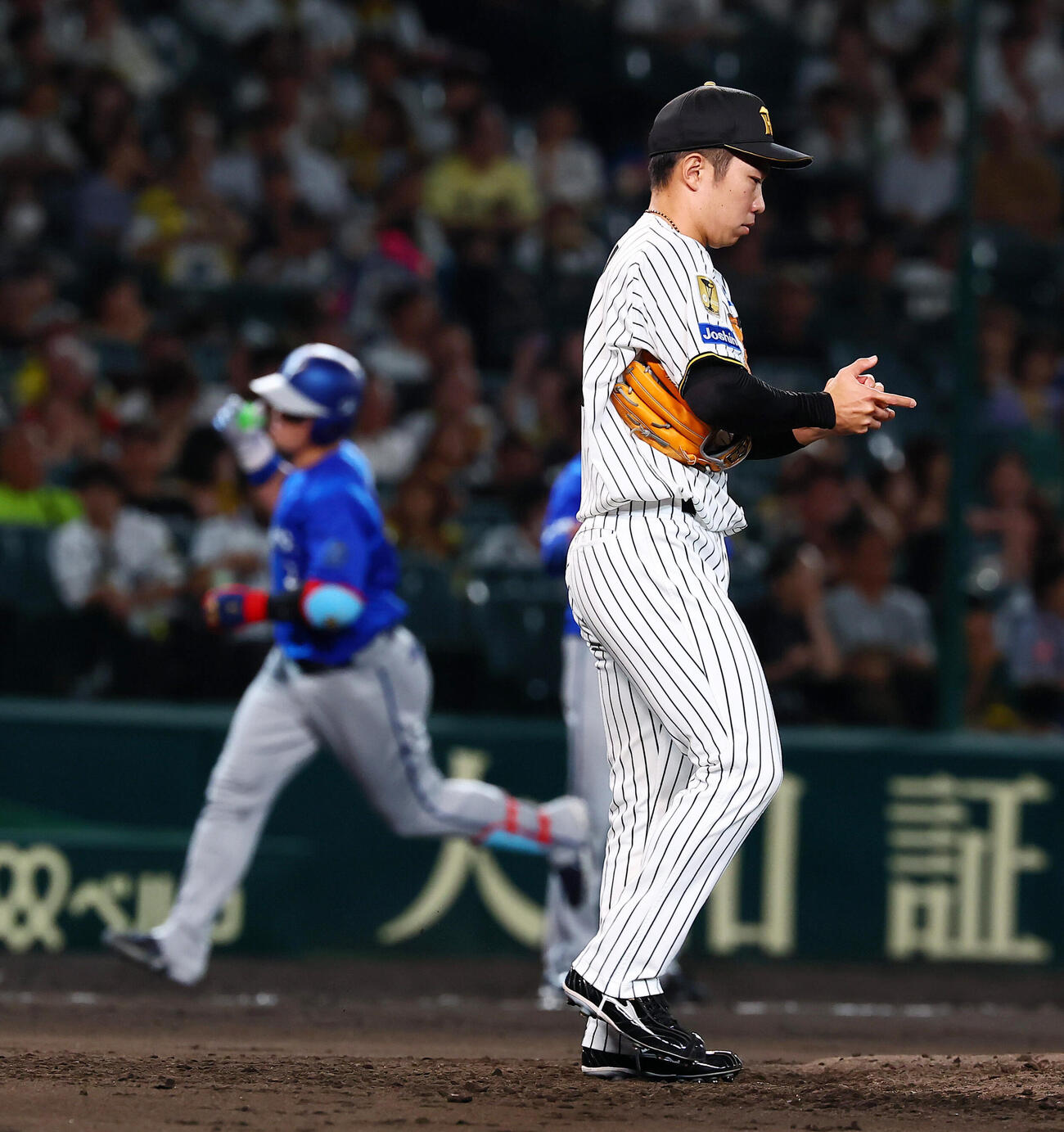 阪神対DeNA 8回表DeNA1死、石井大智は牧秀悟に左中間越えソロ本塁打を浴びる（撮影・加藤哉）