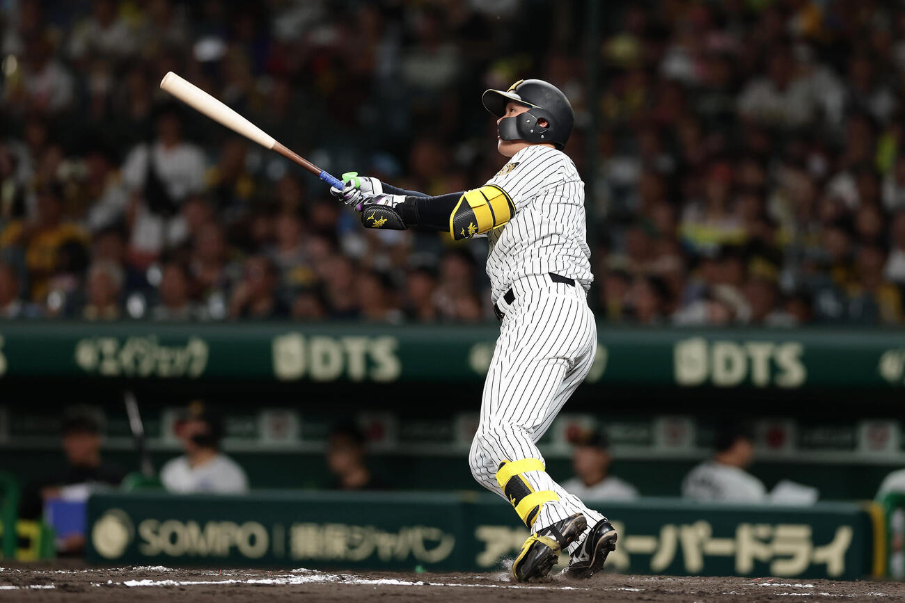 阪神対DeNA 8回裏阪神無死、中越え本塁打を放つ森下翔太（撮影・前田充）