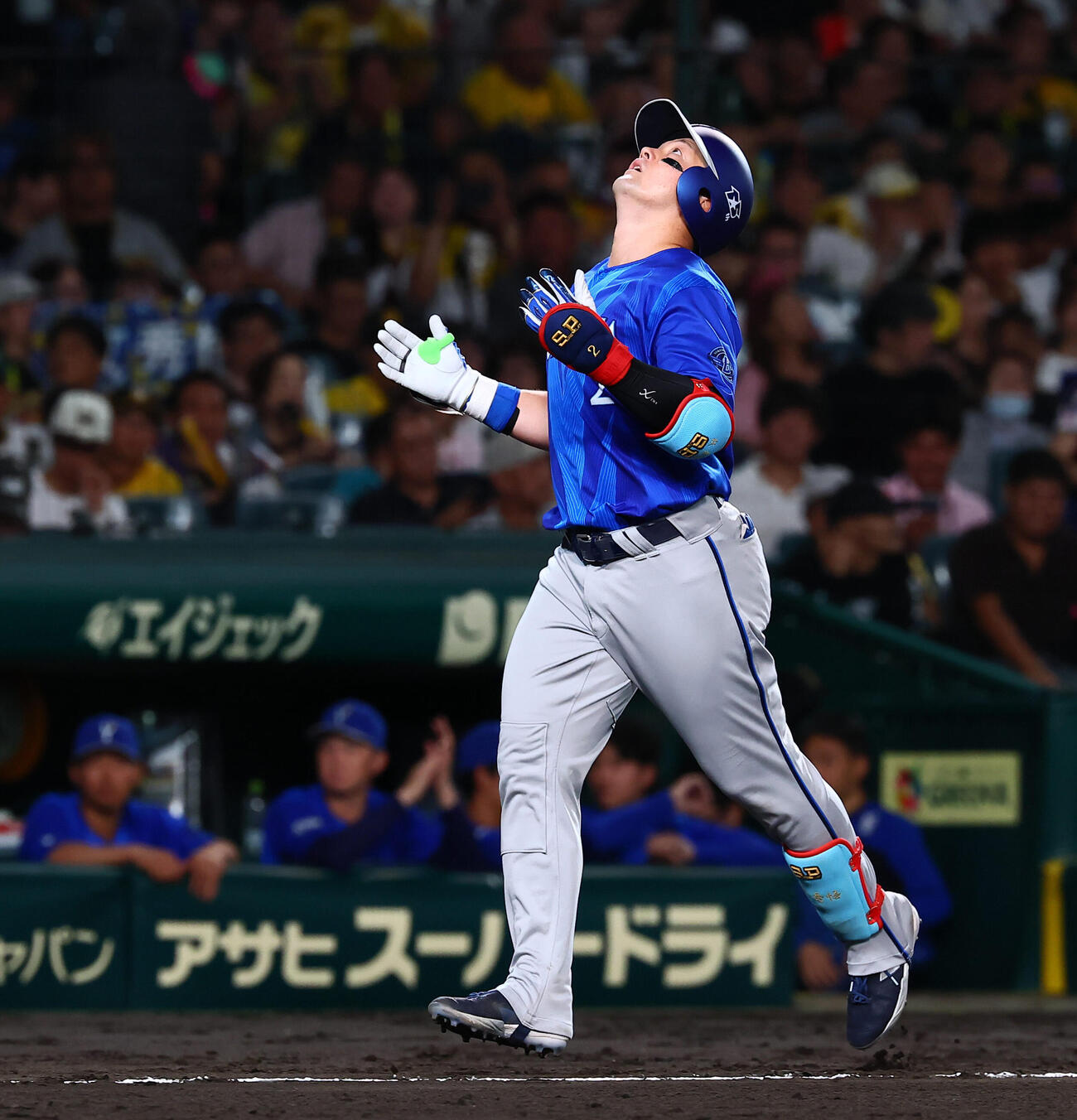 阪神対DeNA 8回表DeNA1死、牧秀悟は左中間越えソロ本塁打を放ち生還（撮影・加藤哉）