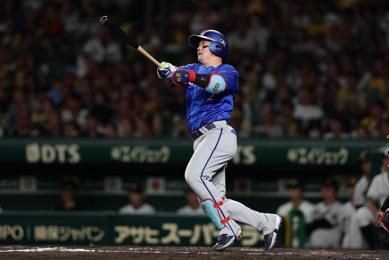 阪神対DeNA 8回表DeNA1死、左中間へ本塁打を放つ牧秀悟（撮影・前田充）