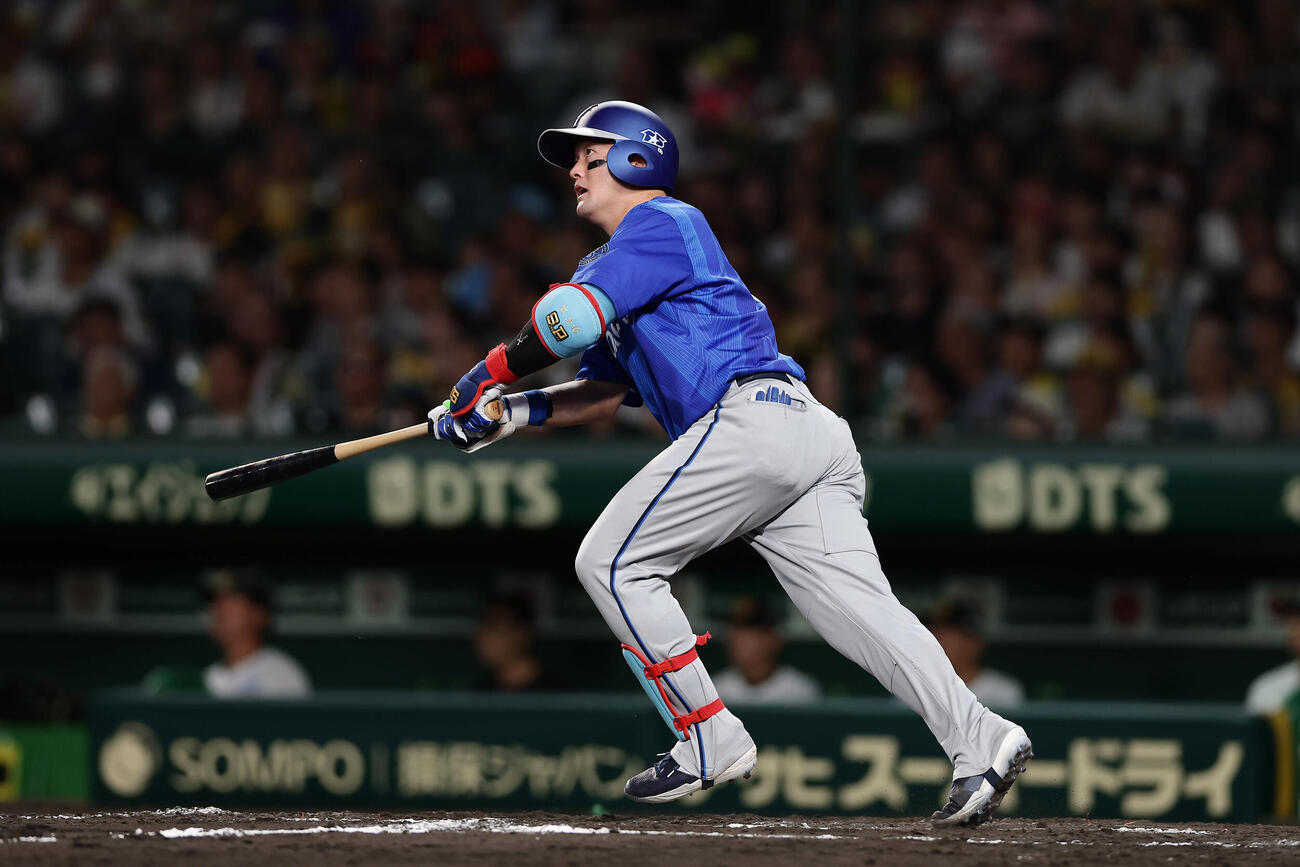 阪神対DeNA 8回表DeNA1死、左中間へ本塁打を放つ牧秀悟（撮影・前田充）