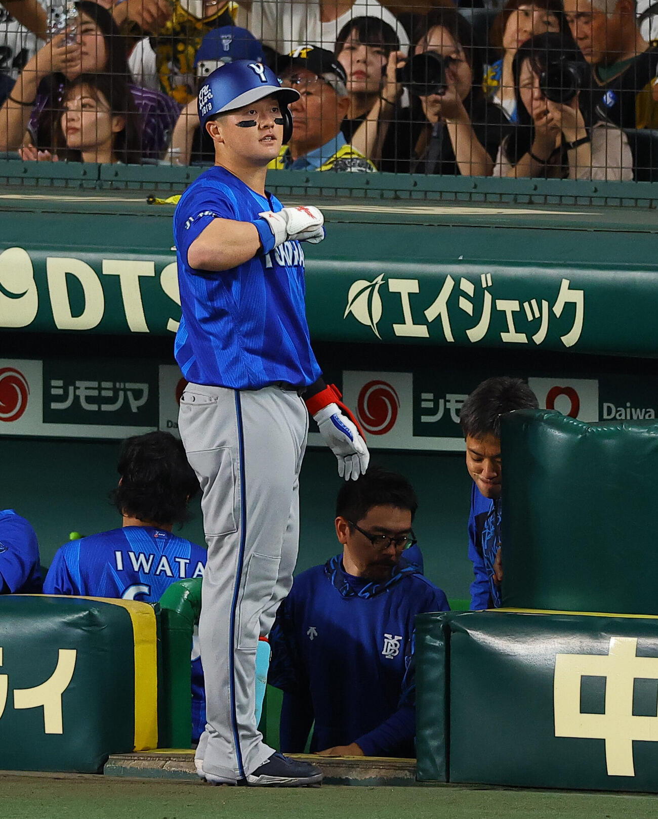 阪神対DeNA 8回表DeNA1死、本塁打を放った牧秀悟はポーズを決める（撮影・上田博志）