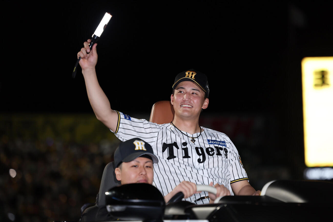 阪神対DeNA DeNAに勝利し、ファンの声援に応える阪神元山飛優（撮影・前田充）
