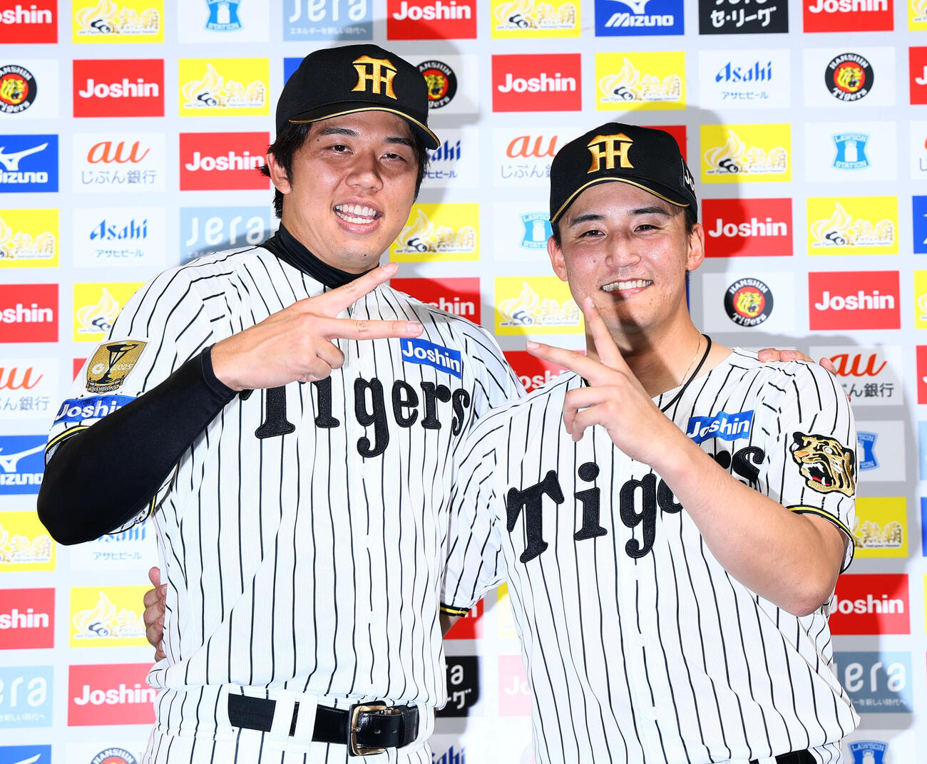 阪神対DeNA　ヒーローインタビューを終えポーズを決める阪神才木浩人（左）と元山飛優（撮影・加藤哉）