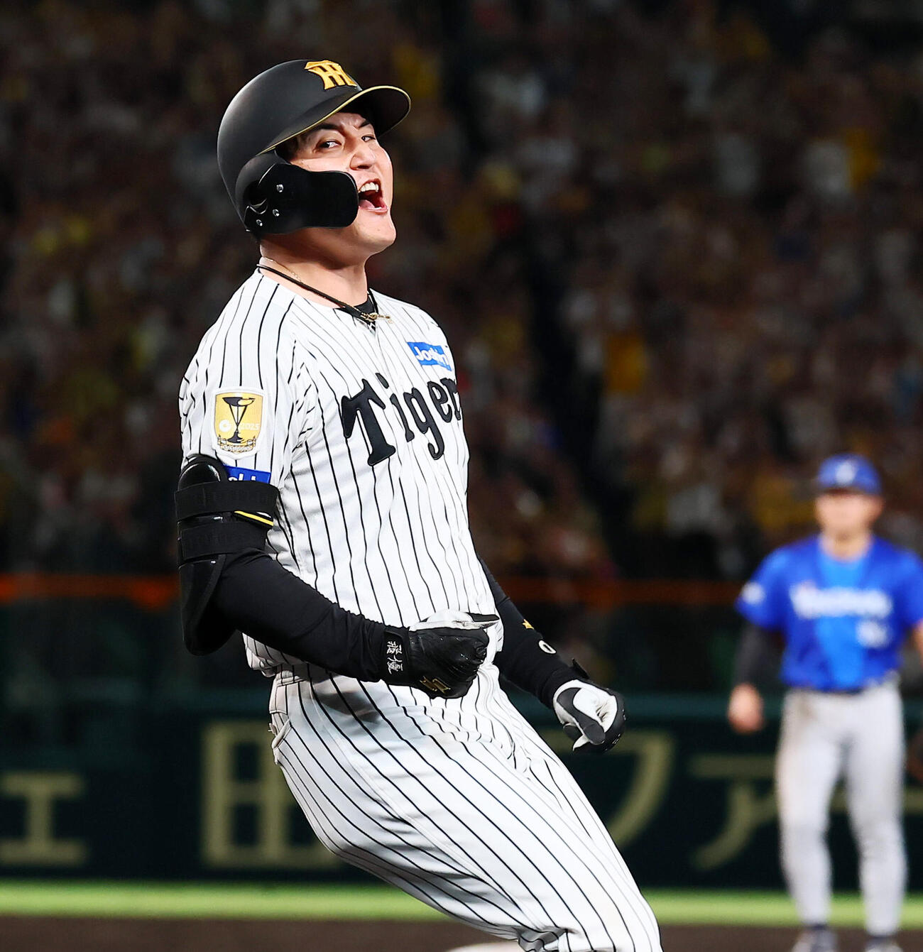 阪神対DeNA 3回裏阪神2死満塁、元山飛優は一塁へ2点適時内野安打を放ちガッツポーズを見せる（撮影・加藤哉）
