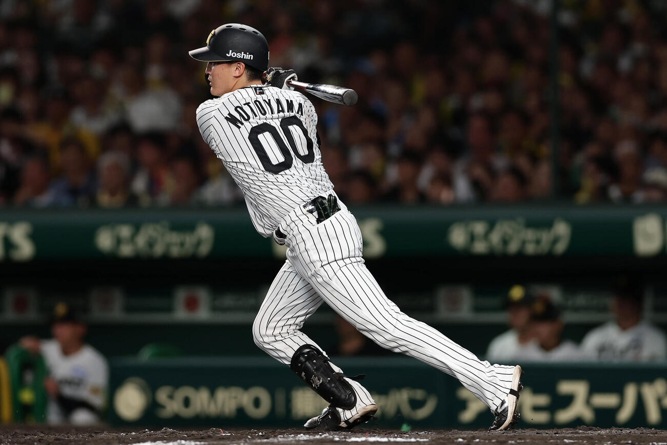 阪神対DeNA 3回裏阪神2死満塁、一塁へ2点適時内野安打を放つ元山飛優（撮影・前田充）