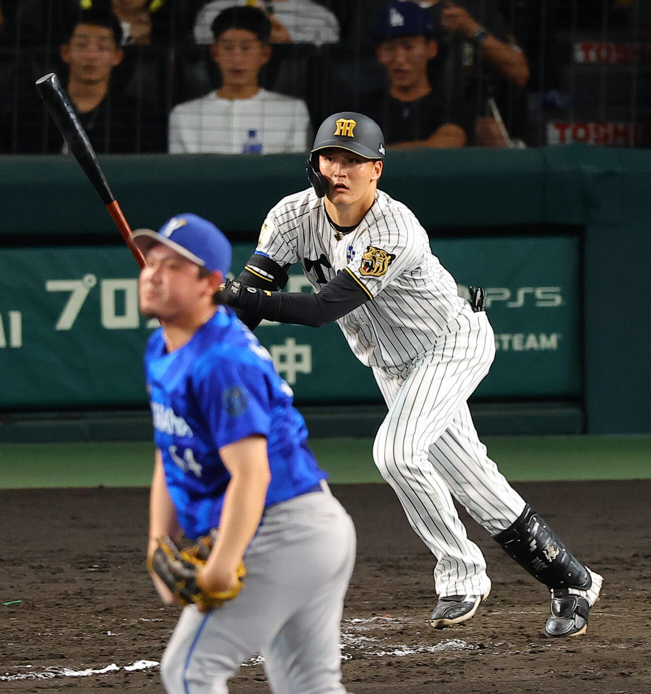 阪神対DeNA 8回裏阪神1死二、三塁、元山飛優は犠飛を放つ（撮影・上田博志）
