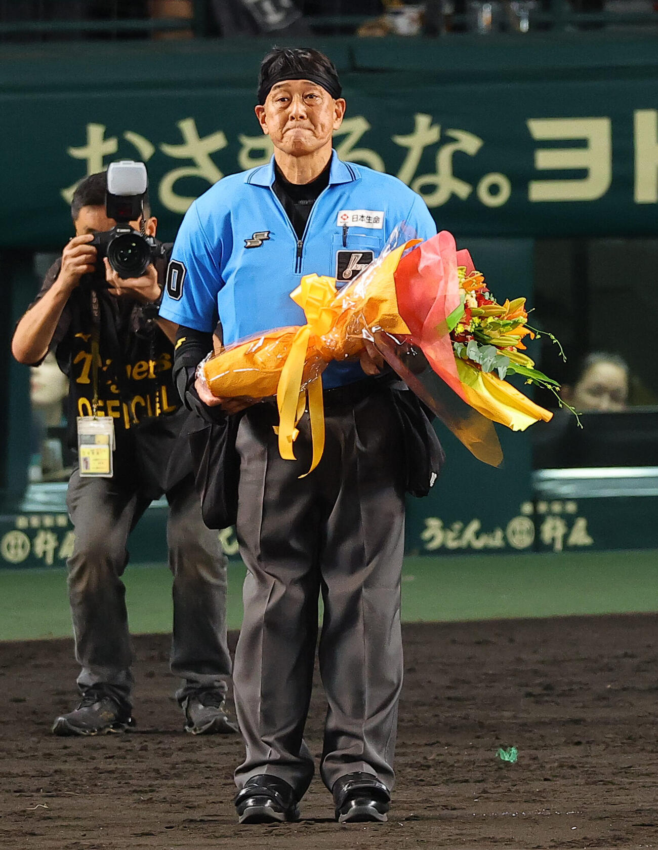 阪神対DeNA　公式戦通算2000試合出場を達成した名幸一明審判員（撮影・上田博志）