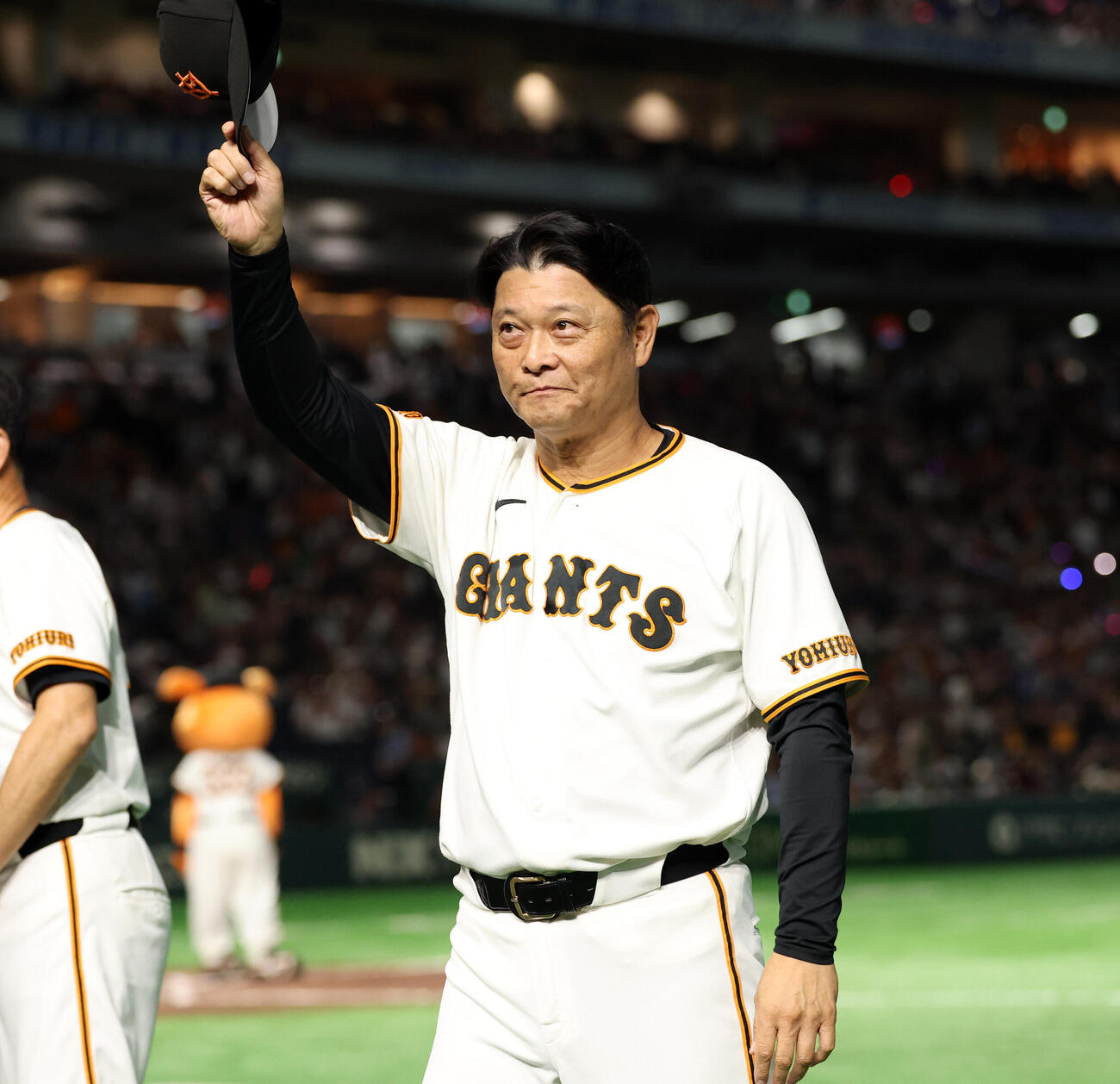 巨人対ヤクルト　3連勝し、笑顔でスタンドにあいさつする巨人橋上秀樹監督代行（撮影・浅見桂子）