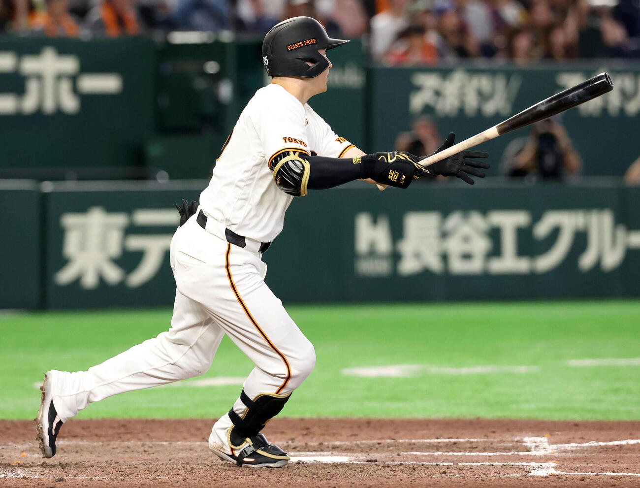 巨人対ヤクルト　7回裏巨人2死満塁、2点適時二塁打を放つ泉口友汰（撮影・浅見桂子）