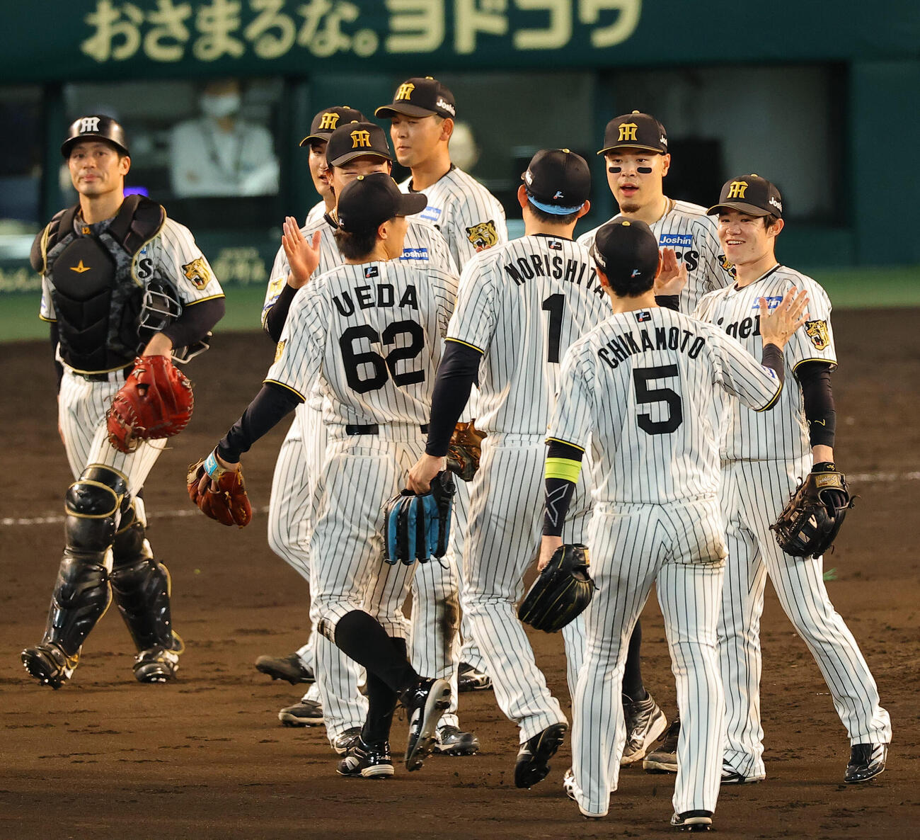阪神対DeNA DeNAに勝利した阪神ナインはマウンドでハイタッチをする（撮影・上田博志）
