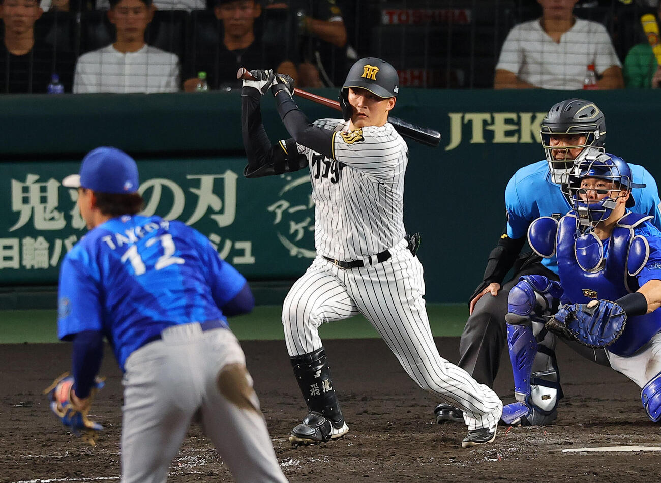 阪神対DeNA 3回裏阪神2死満塁、元山飛優は2点適時内野安打を放つ（撮影・上田博志）