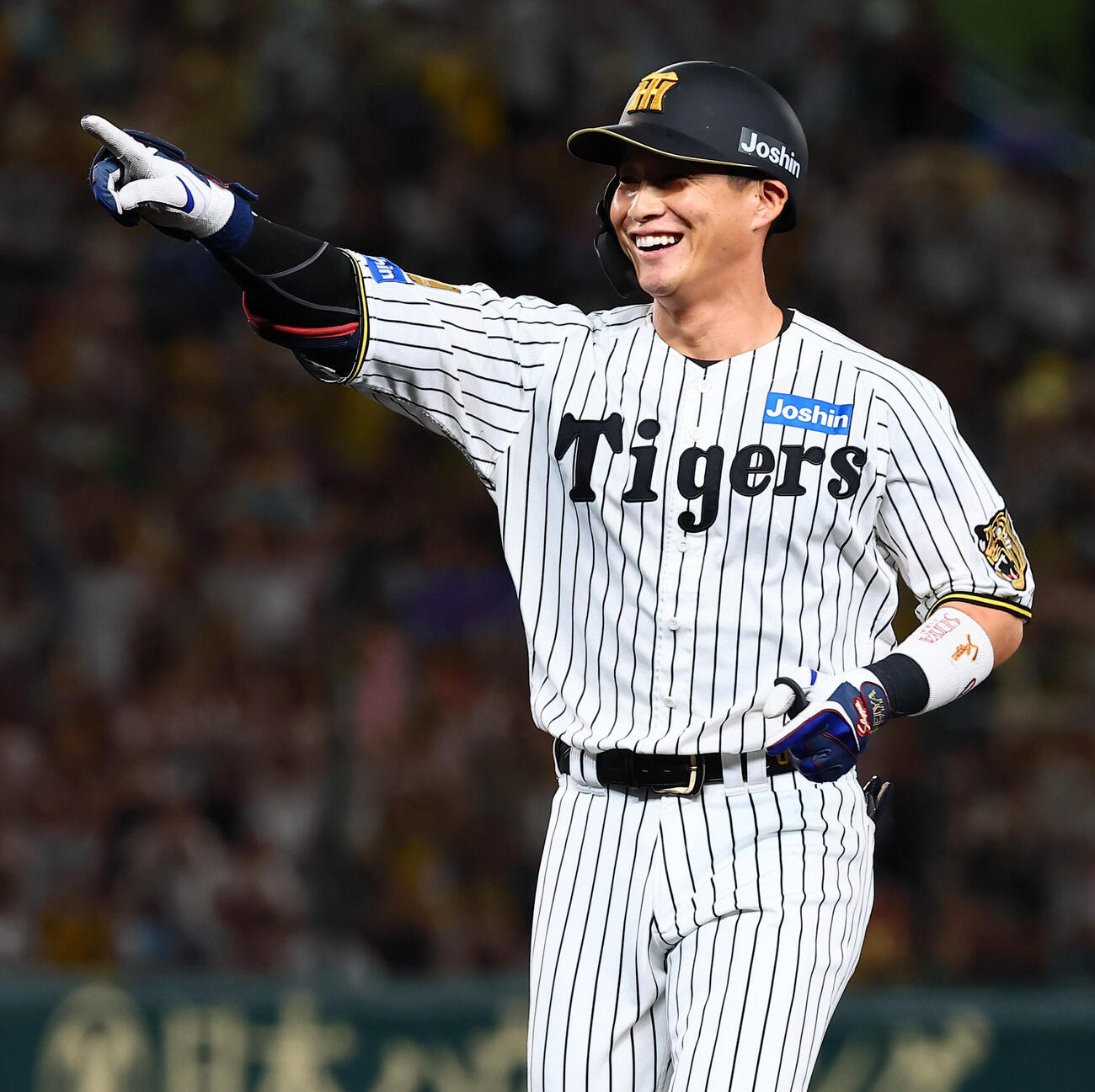 阪神対DeNA 7回裏阪神2死一、二塁、代打木浪聖也は適時内野安打を放ち笑顔を見せる（撮影・加藤哉）