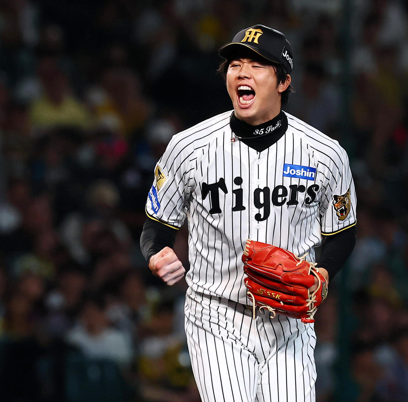 阪神対DeNA 4回表DeNA2死一、三塁、才木浩人は代打ヘラル・エンカーナシオンを三振に仕留め気迫のガッツポーズ（撮影・加藤哉）