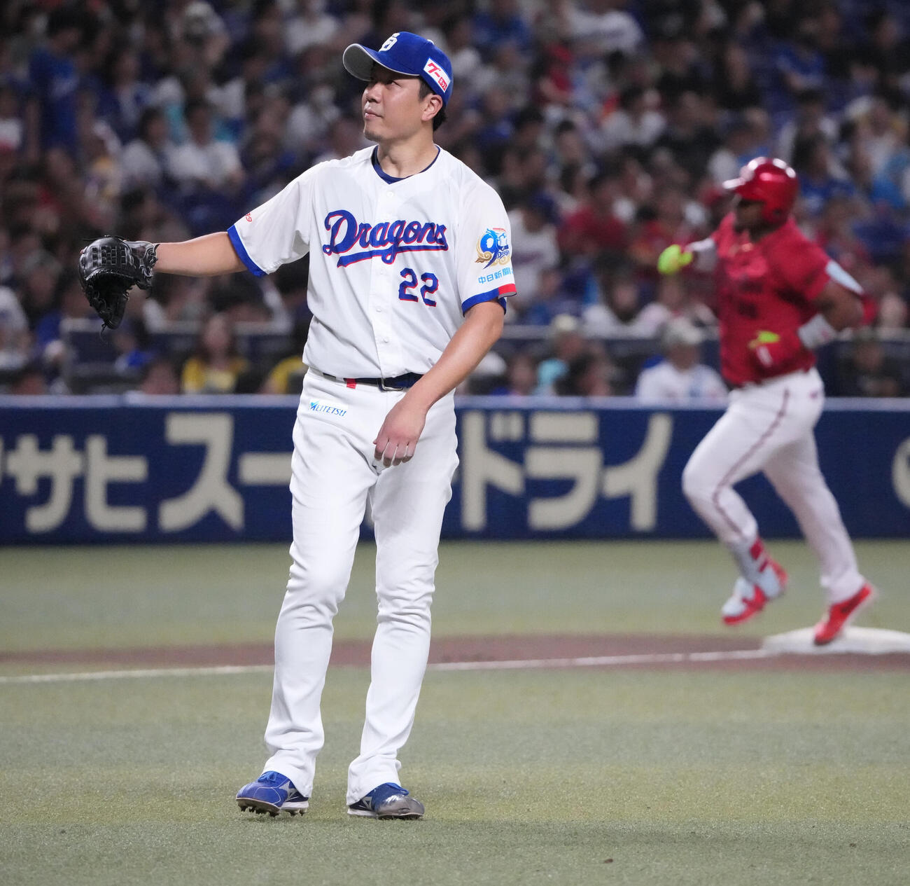 中日対広島　7回表広島1死一塁、中日先発の大野雄大（左）はエレフリス・モンテロには2点本塁打を打たれる（撮影・森本幸一）