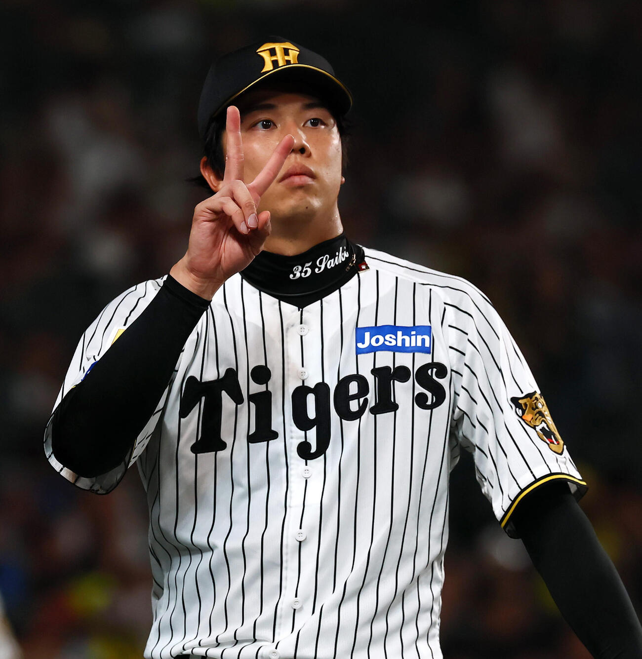 阪神対DeNA 4回裏、ベンチ前で指を2本立ててキャッチボールする阪神才木浩人（撮影・加藤哉）